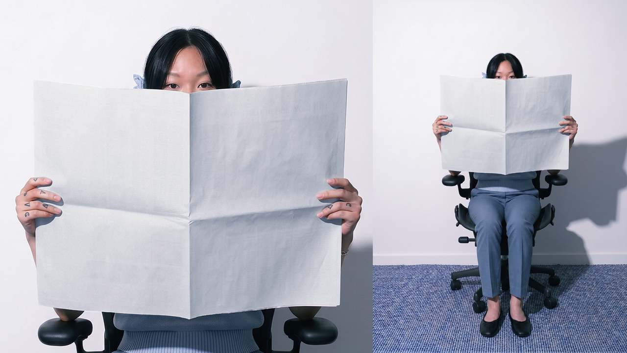 girl-holding-paper-print-mockup-studio-archive-tbw-mockup-collection-taboja-brand-works-3.png