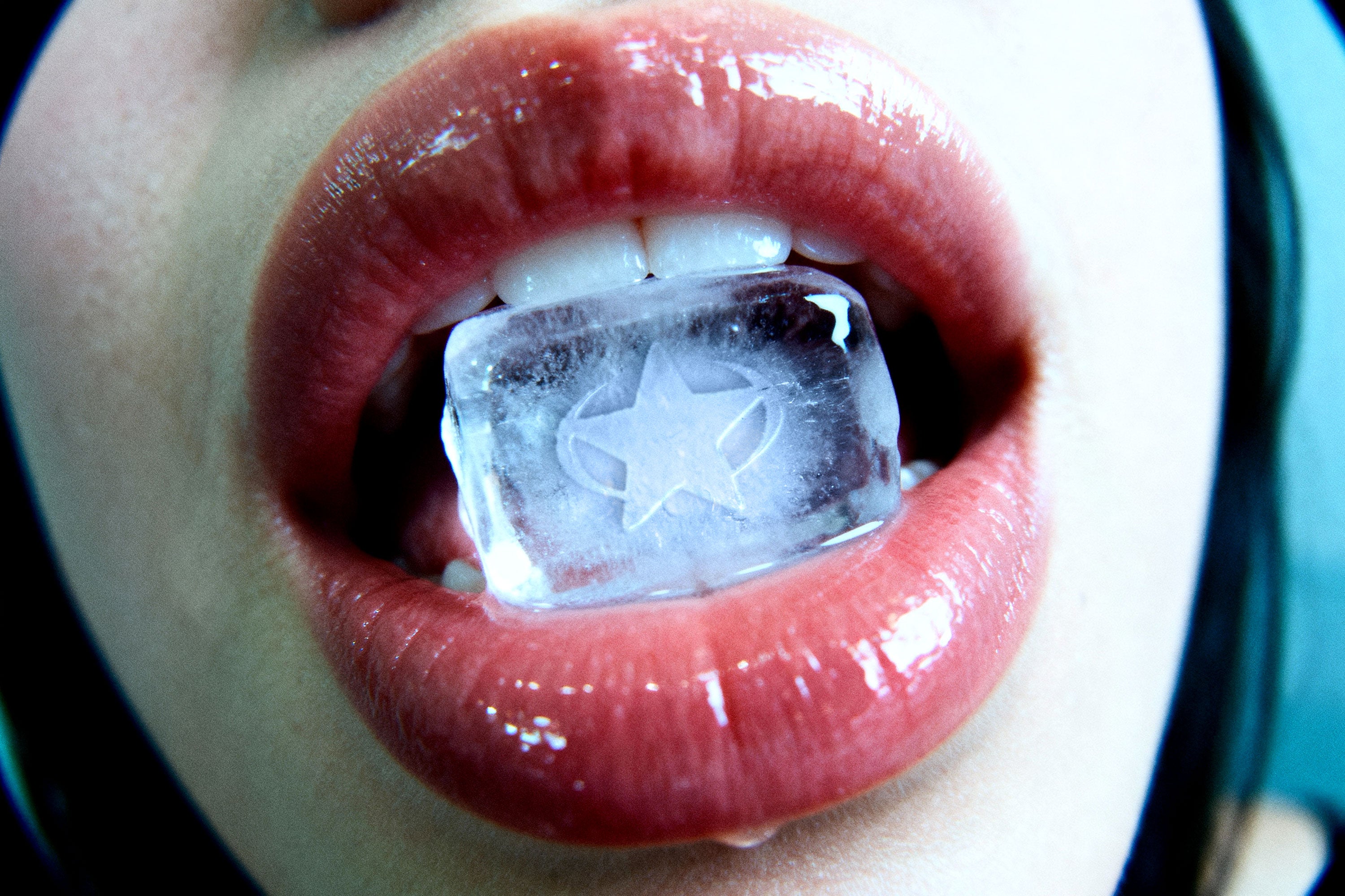 ice-cube-mockup-in-lips-pixelbuddha-4.jpg